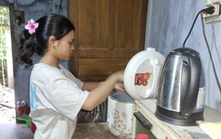Tương lai mịt mờ của hai chị em mồ côi cha mẹ