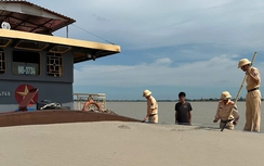 Thái Bình bắt giữ tàu chở cát trái phép trên sông Hồng