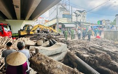 Sình bùn vùi lấp hai công nhân dưới cầu Trần Hoàng Na