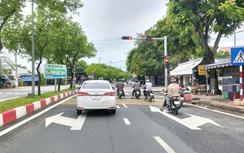 Lắp đặt cụm đèn xanh đỏ nút giao quốc lộ Nam Sông Hậu - Trần Huỳnh