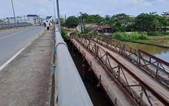 Người dân bất an khi qua lại cầu sắt thủng lỗ chỗ