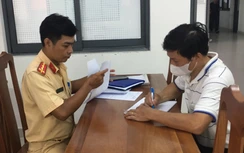 Xử phạt người đàn ông đi xe máy ngược chiều, chặn đầu ô tô gây ùn tắc