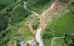 Nửa quả đồi sạt xuống QL279 gây tắc nghẽn cục bộ