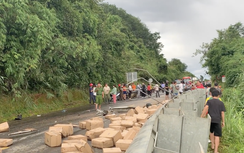 Nghi đường trơn, xe tải lật ngang gây tắc đường Hồ Chí Minh