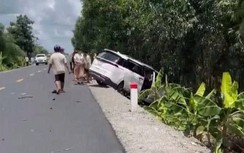 Sau va chạm, ô tô tải lật ngang bên quốc lộ N2, một người nhập viện