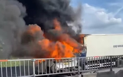 Xe bốc cháy ngùn ngụt trong vụ tai nạn liên hoàn trên cầu Phú Mỹ