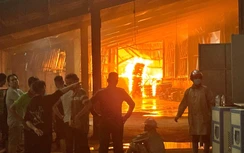 Cháy lớn ở công ty gỗ, thiêu trụi hàng ngàn m2 nhà xưởng