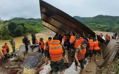 Bộ đội dầm bùn, lật từng mảnh tường, mái nhà sập tìm người mất tích ở Làng Nủ sau lở đất