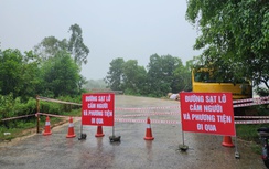 Nước lên cao, chưa thể vá đoạn đê sông Lô nối Phú Thọ và Tuyên Quang