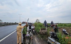 Thản nhiên ngồi câu cá trên quốc lộ 5, phương tiện đỗ tùy tiện dưới lòng đường