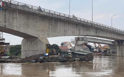 Giải cứu 2 bè cá mắc kẹt vào trụ cầu Hợp Thanh ở Hải Dương
