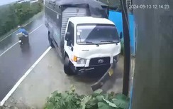 Khoảnh khắc xe tải vượt ẩu, lấn làn tông người phụ nữ đi xe máy tử vong