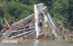 Đang tiếp cận nhịp cầu Phong Châu bị sập để trục vớt