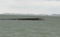 Di dời xác tàu đắm trên luồng hàng hải Quảng Ninh sau bão số 3