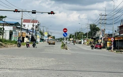 Đường vào khu công nghiệp Long Đức xuống cấp, mưa ngập phải dặm vá liên tục