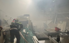 Hải Phòng: Xưởng gỗ trong phố bất ngờ bốc cháy giữa trưa