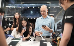 Nhà phân phối Iphone 16 "mỏi tay" không kịp phục vụ khách trong ngày đầu mở bán