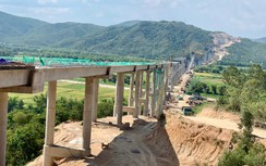 Hai cầu lớn trên cao tốc nối Bình Định - Phú Yên dần thành hình