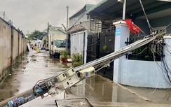 Mưa kèm gió lốc làm nhà tốc mái, đổ trụ điện ở Đồng Nai