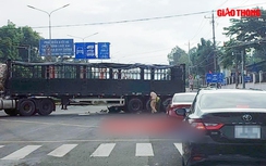 Bản tin TNGT 4/9:  Xe máy mắc kẹt trong gầm xe đầu kéo sau tai nạn, 2 người thương vong