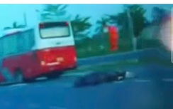 Ô tô chở khách du lịch va chạm xe máy, một phụ nữ tử vong tại chỗ