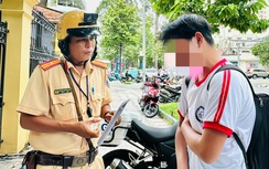 Nam sinh khóc nghẹn khi bị giữ xe máy và quyết định ấm áp của CSGT