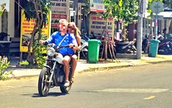 Đà Nẵng: Thả nổi dịch vụ cho người nước ngoài thuê xe máy