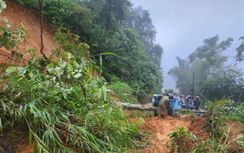 Cao Bằng: Lở đất cuốn trôi xe khách và ô tô con xuống suối, 2 người tử vong