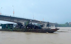 Hai tàu Trung Quốc trôi dạt đến Yên Bái