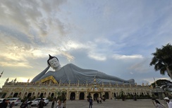 Du khách đổ về chiêm bái tượng Phật nằm trong ngôi chùa Khmer ở Sóc Trăng