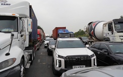 Từ sáng đến trưa, hàng trăm ô tô nối đuôi nhích từng bước ở cửa ngõ phía Đông TP.HCM