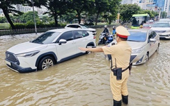 Hà Nội: Nhiều tuyến phố vẫn ngập sâu, người dân chật vật di chuyển