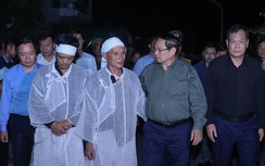 Thủ tướng Phạm Minh Chính viếng nạn nhân tử vong do lốc xoáy, kiểm tra đê biển Ninh Bình