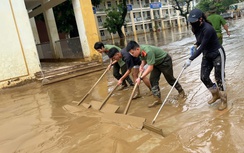Những hành động ấm tình người sau mưa lũ ở Lào Cai