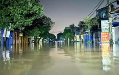 Hà Nội: Người dân vùng ven vật lộn với nước lũ dâng cao, chờ cứu trợ