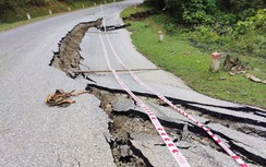 Thái Nguyên: Sạt ta luy âm, mặt đường ĐT258 sụt lún kéo dài, tiềm ẩn tai nạn giao thông