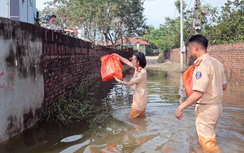 CSGT Hà Nội lội nước dọn nhà, tiếp tế lương thực cho người dân vùng ngập