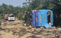 Lào Cai: Xe giường nằm mất lái lao vào taluy, 3 hành khách tử vong, 14 người bị thương