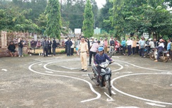 CSGT Gia Lai đưa lớp học lái xe về tận bản làng, người dân nô nức tham gia