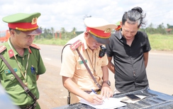 Đắk Lắk: CSGT tăng cường xử lý xe container chở sầu riêng đậu đỗ trái phép trên quốc lộ 26