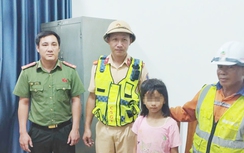 Đi viện thăm bà ốm trở về, bé gái một mình đi lạc 2km trên cao tốc giữa đêm mưa