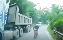 Liều lĩnh vượt ẩu ở khúc cua, xe máy lao trực diện vào ô tô