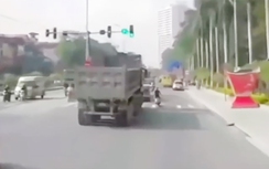 Xe máy lạng lách trước đầu xe ben, gây tai nạn nghiêm trọng