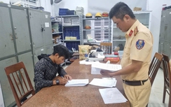 Công an xử phạt tài xế xe tải làm rơi hàng tấn củ mì trên QL1 qua Quảng Ngãi