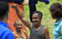 Bão lũ cuốn trôi nhà cửa, không cuốn được tình người