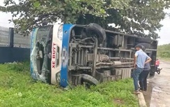 Khánh Hòa: Xe buýt đang chạy bất ngờ lật nghiêng khiến hành khách hoảng loạn