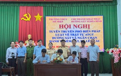 Gia Lai: Hàng trăm học sinh phấn khởi khi được tuyên truyền an toàn giao thông đường sắt