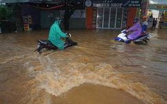 Nước lũ đục ngầu tràn xuống khu dân cư Đà Nẵng sau mưa lớn