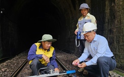 Miệt mài giữ nhịp những chuyến tàu qua cung Đèo Cả hiểm trở