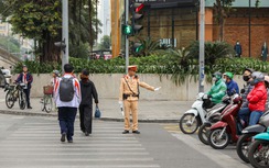 Đi bộ qua đường coi chừng bị phạt